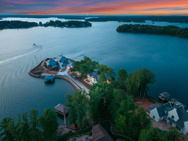 Lake Norman Retreat with 360-Degree Views - Exclusive Accomodations